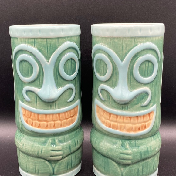 KC Hawaii tumblers x2 green ceramic tiki masks, yellow and blue details 2009 USA - Picture 1 of 6